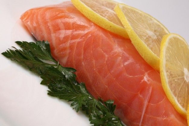 El salmón es uno de los alimentos que ayudará a mejorar nuestra salud especialmente si ya hemos superado los cuarenta