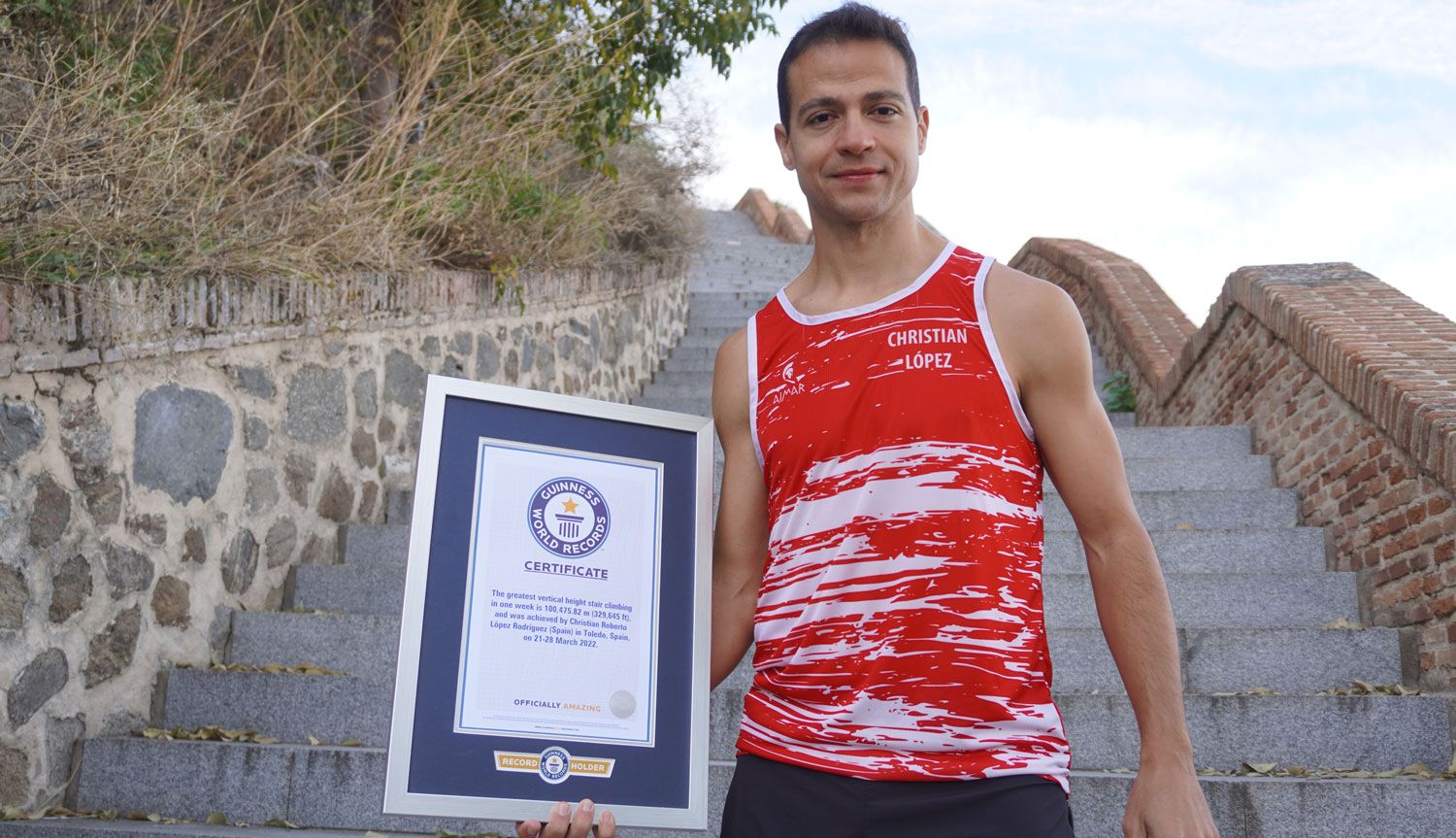 Christian López Rodríguez nos muestra el diploma del que ya es su récord Guinness número 100