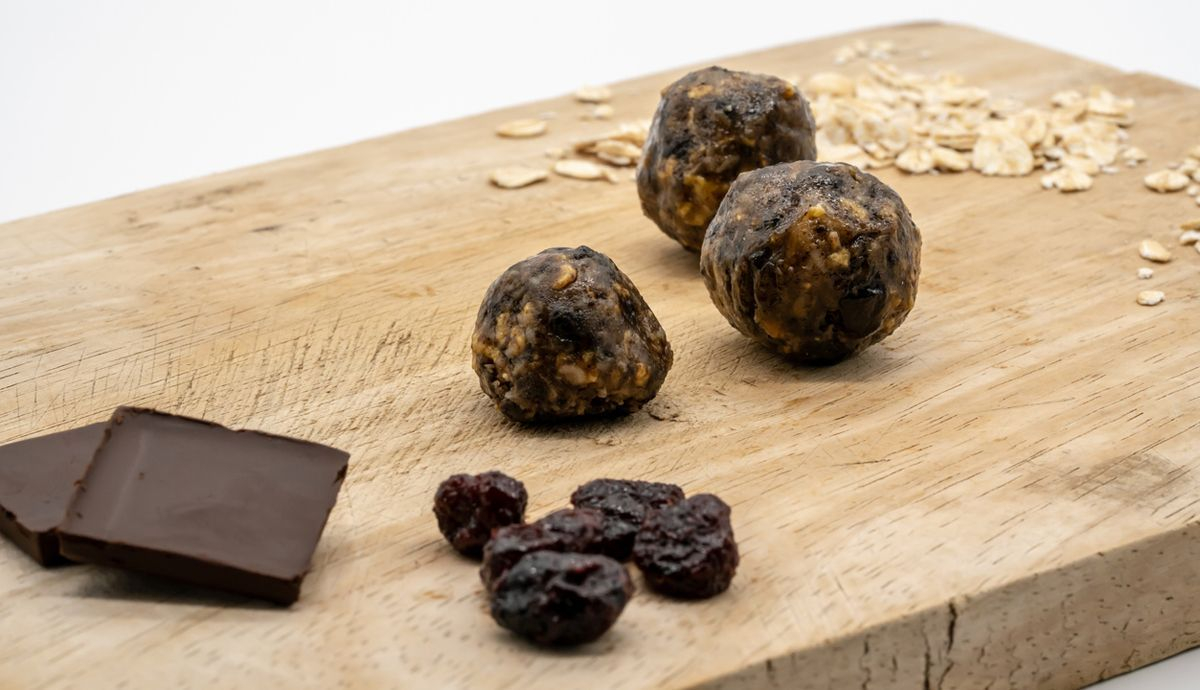 Bolitas de cacaco, nueces, dátiles y avena para la menstruación