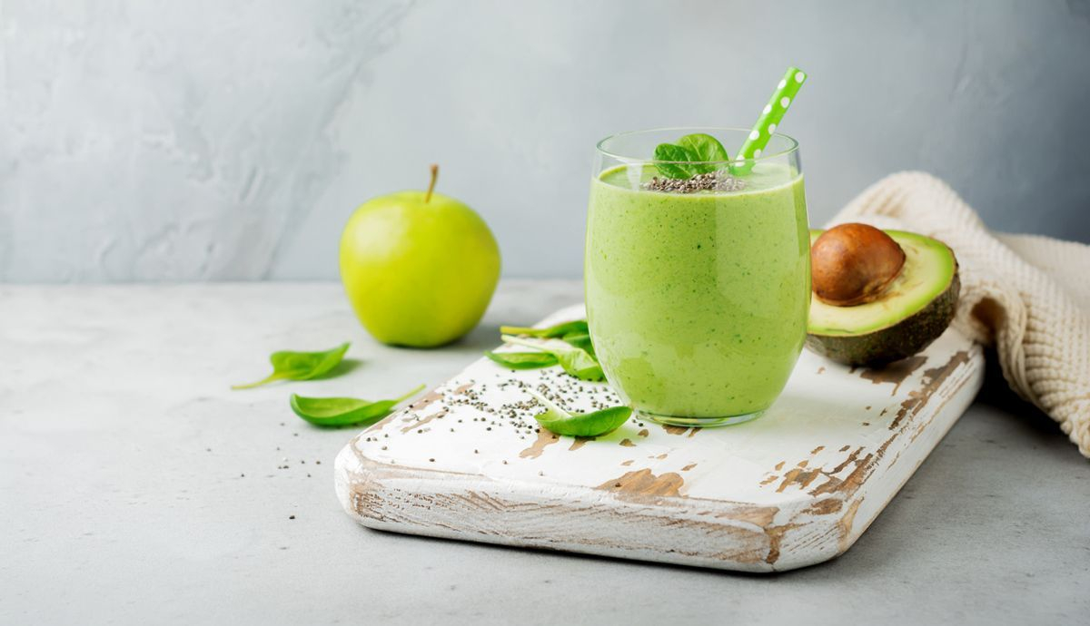 Batido de aguacate, espinacas y manzana para la fase premenstrual