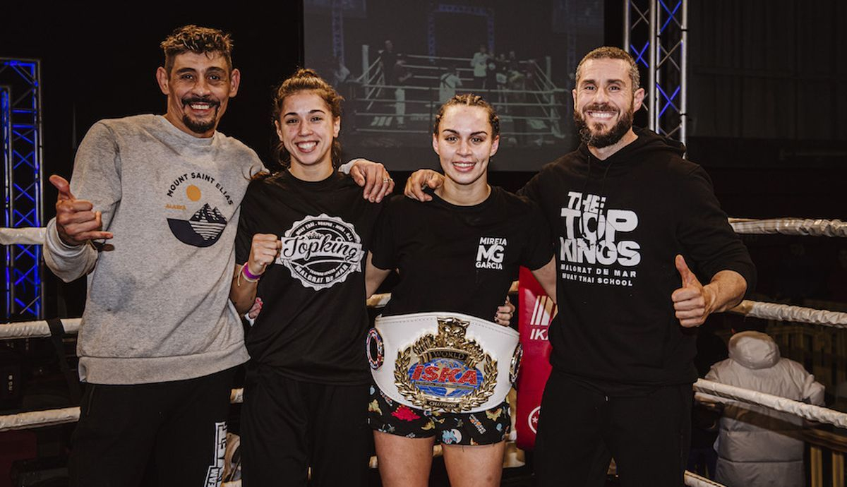 Mireia García con cinturón de Campeona Mundo, junto a su equipo