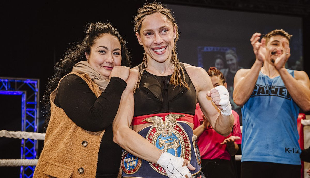 Victoria Boyanova con cinturón de Campeona Europa y Cinzia Valonesi Prieto, Regidora de Igualdad y LGTBIQ + de Malgrat de Mar