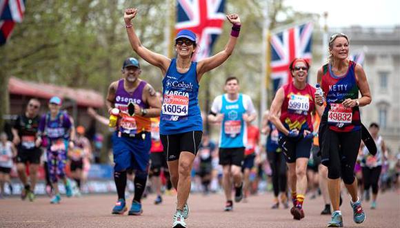 Emoción en la recta de llegada del Maratón de Londres junto al Palacio de Buckingham 