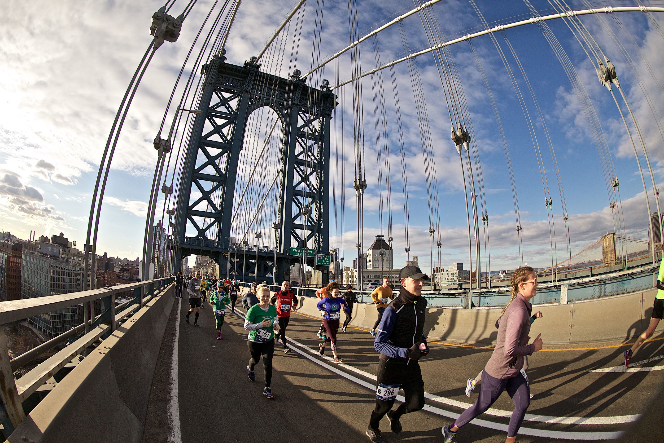 Los participantes en los 21 km de Nueva York a su paso por Manhattan Bridge