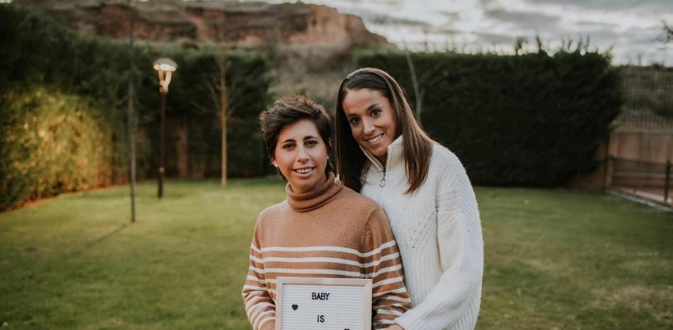 Así han anunciado Carla y Olga la noticia de la llegada de su primer hijo