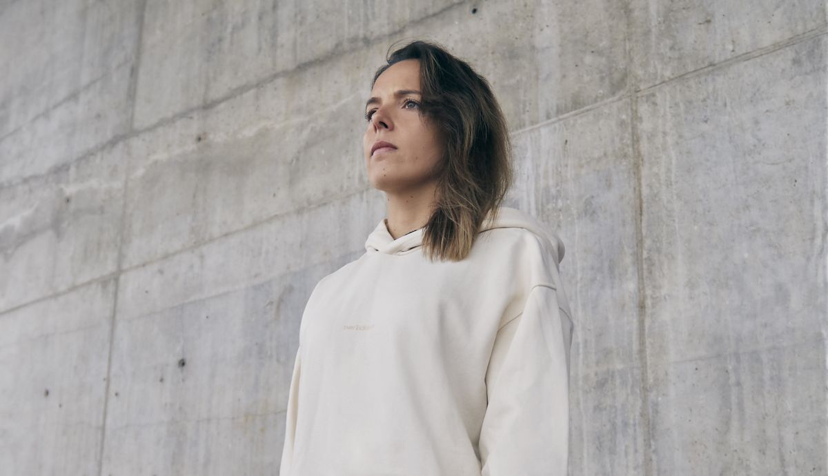 Claudia Zorzona con sus botas New Balance Furon Stone Island