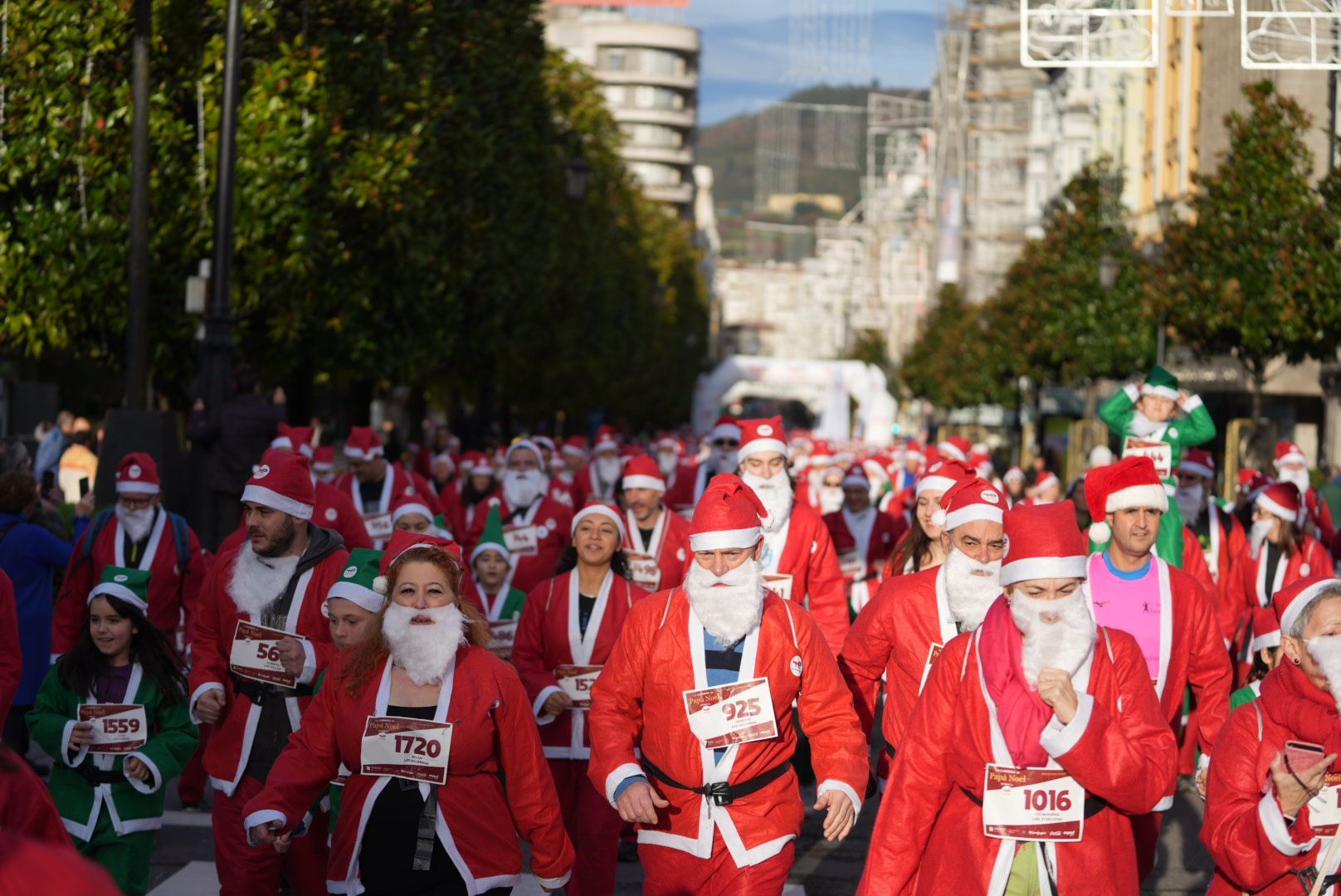 Las calles de Oviedo se pintaron completamente de rojo y blanco en la primera edición de la Carrera de Papá Noel