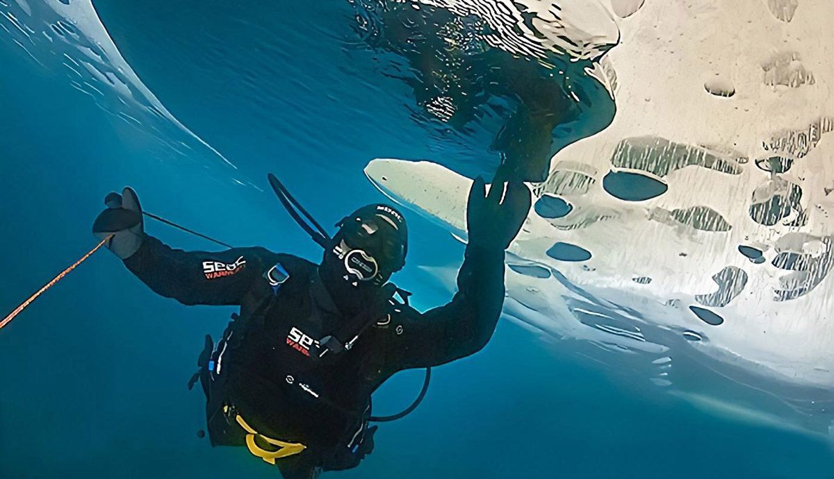 Buceo bajo el hielo en el Pirineo