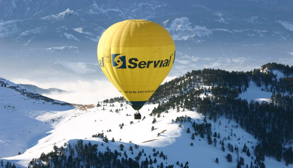 Ver las montañas nevadas desde un globo