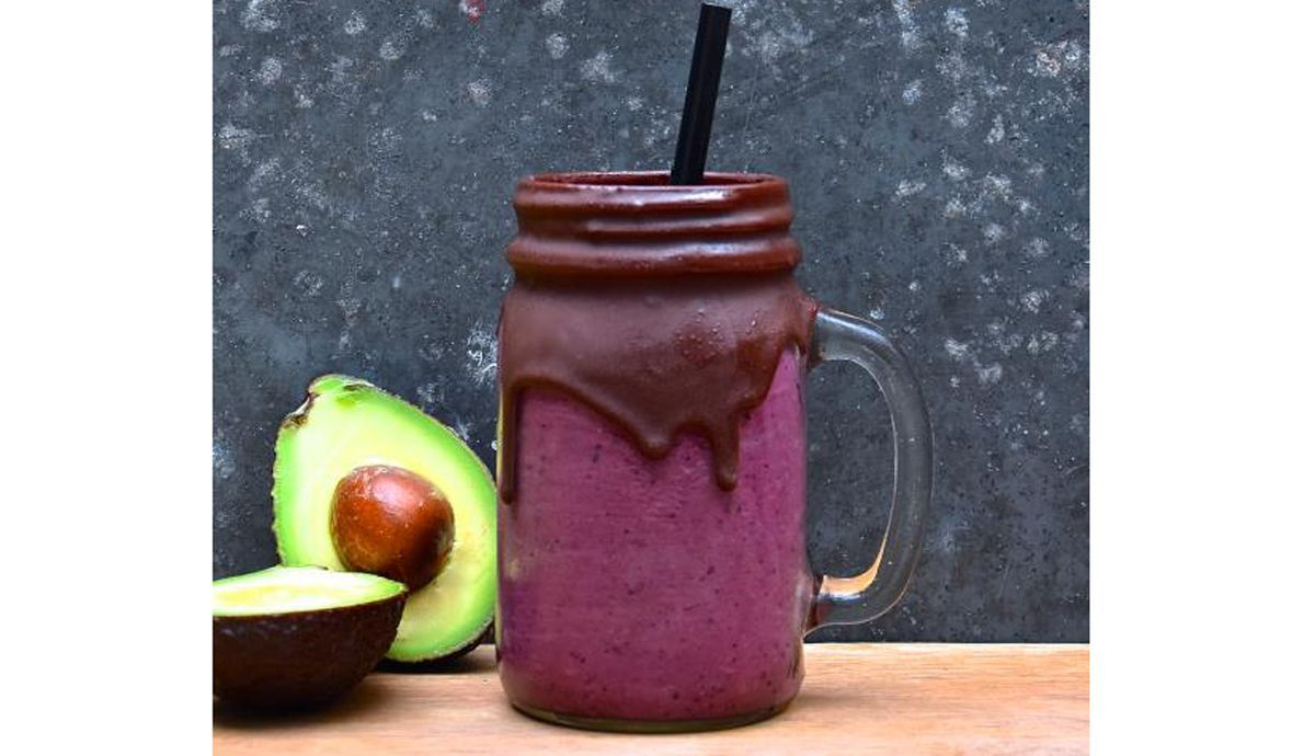 Batido de avena, aguacate y frutos rojos Batido de avena, aguacate y frutos rojos