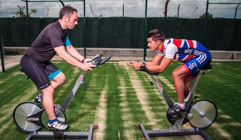 Flexión lumbar en el ciclismo: ciclo indoor vs carretera