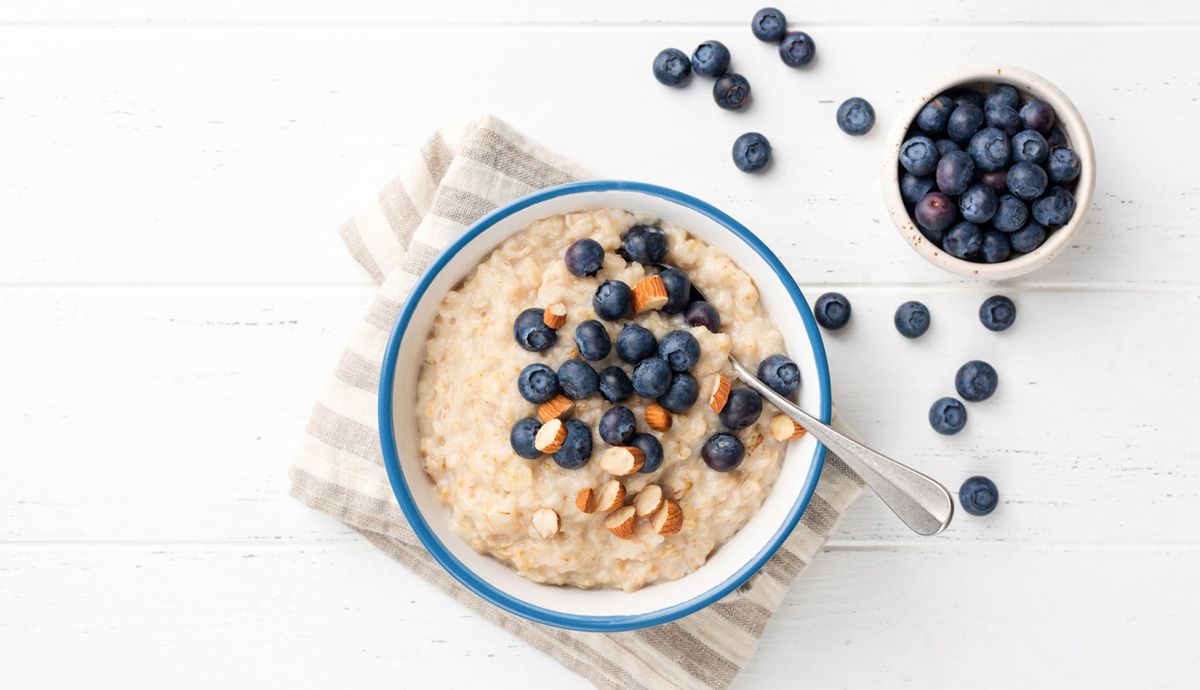 Bol de yogur con avena y arándanos