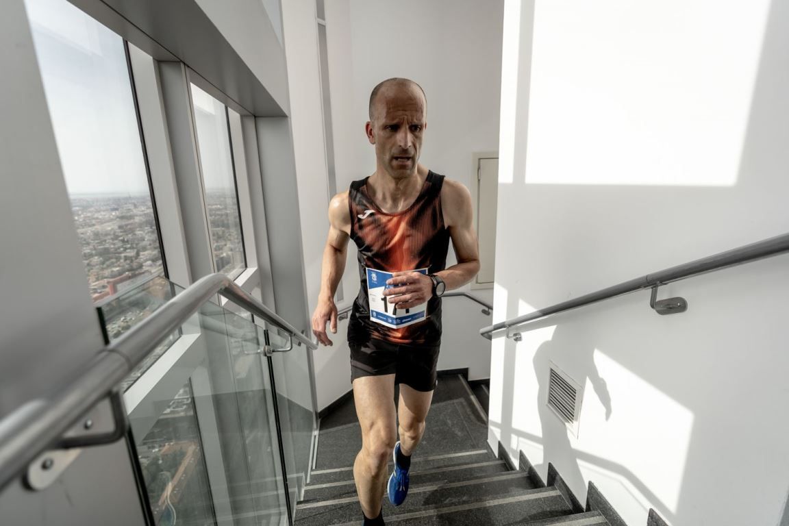 Uno de los participantes en su ascenso hasta la planta 55 de la Torre Emperador Castellana