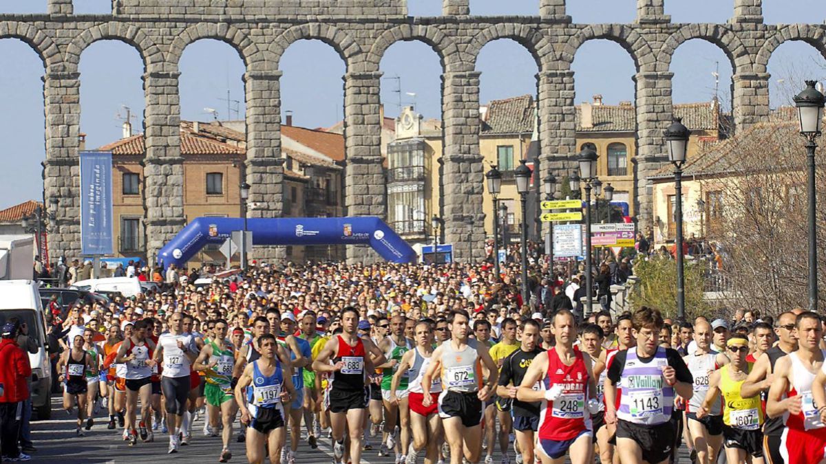 La espectacular salida de la Media Maratón de Segovia junto al Acueducto