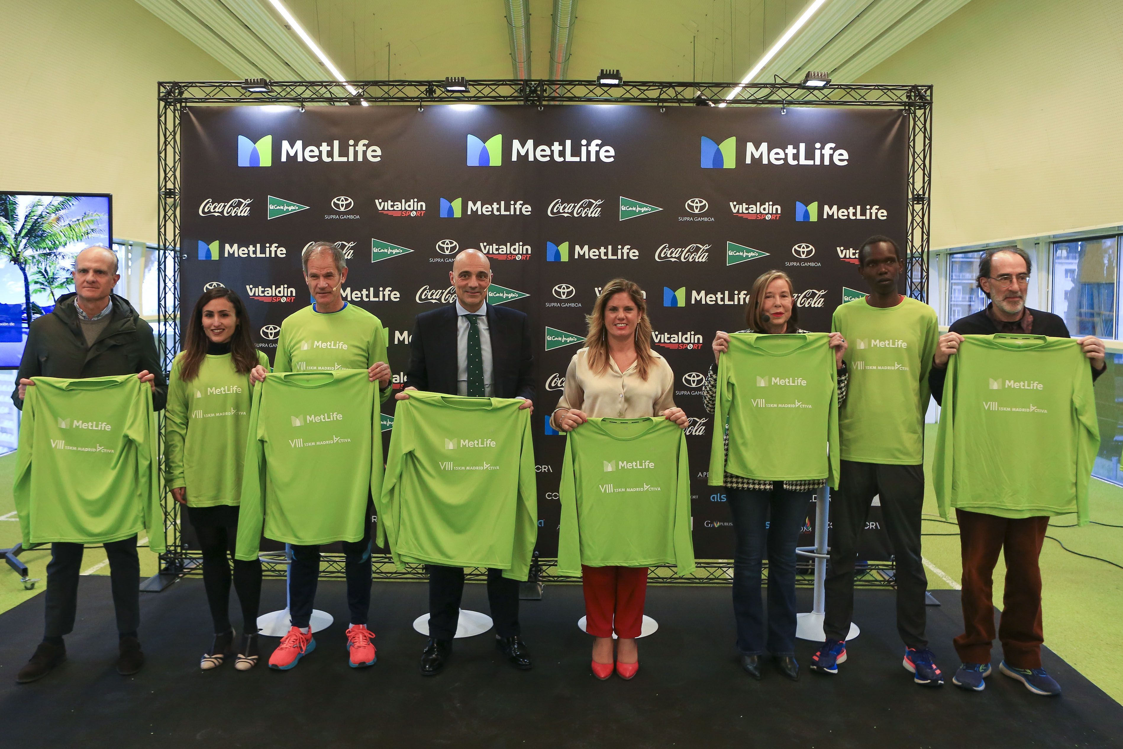 Foto oficial de la presentación de la Metlife 15K Madrid con las camisetas de la edición de 2023
