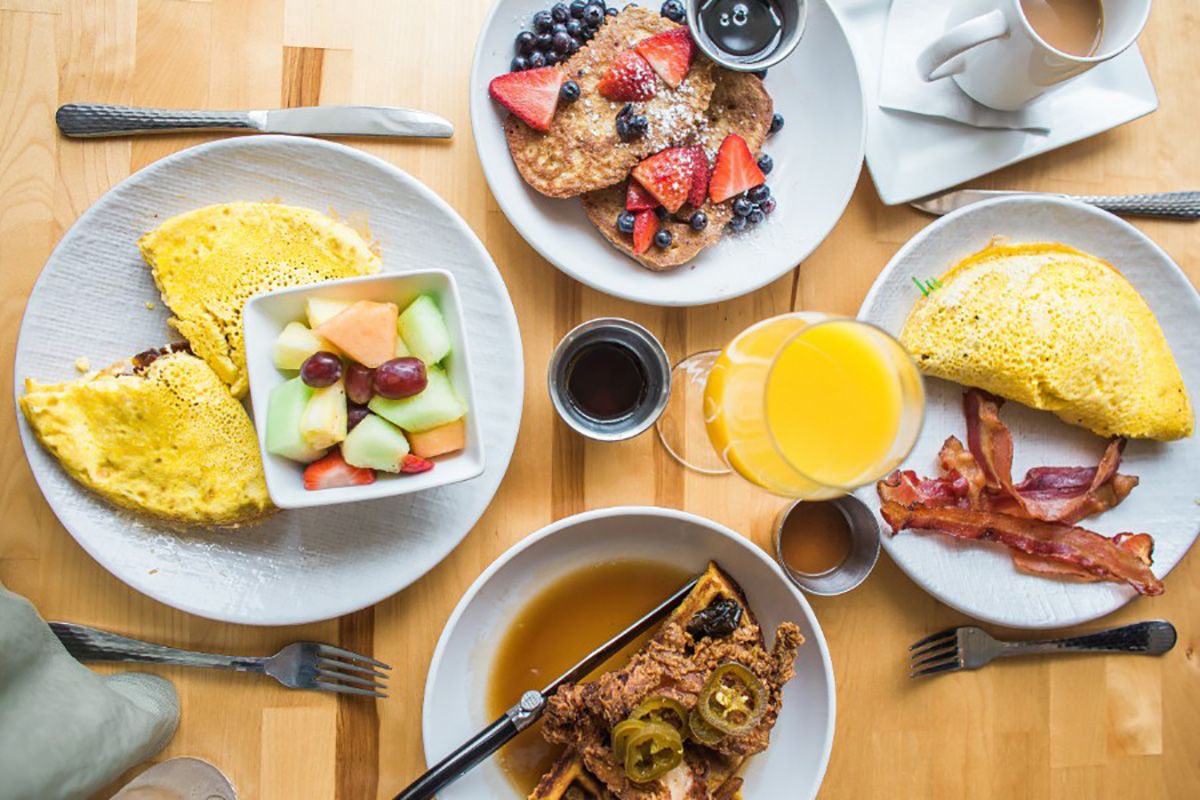 Los desayunos ricos en proteínas pueden reducir los antojos de alimentos