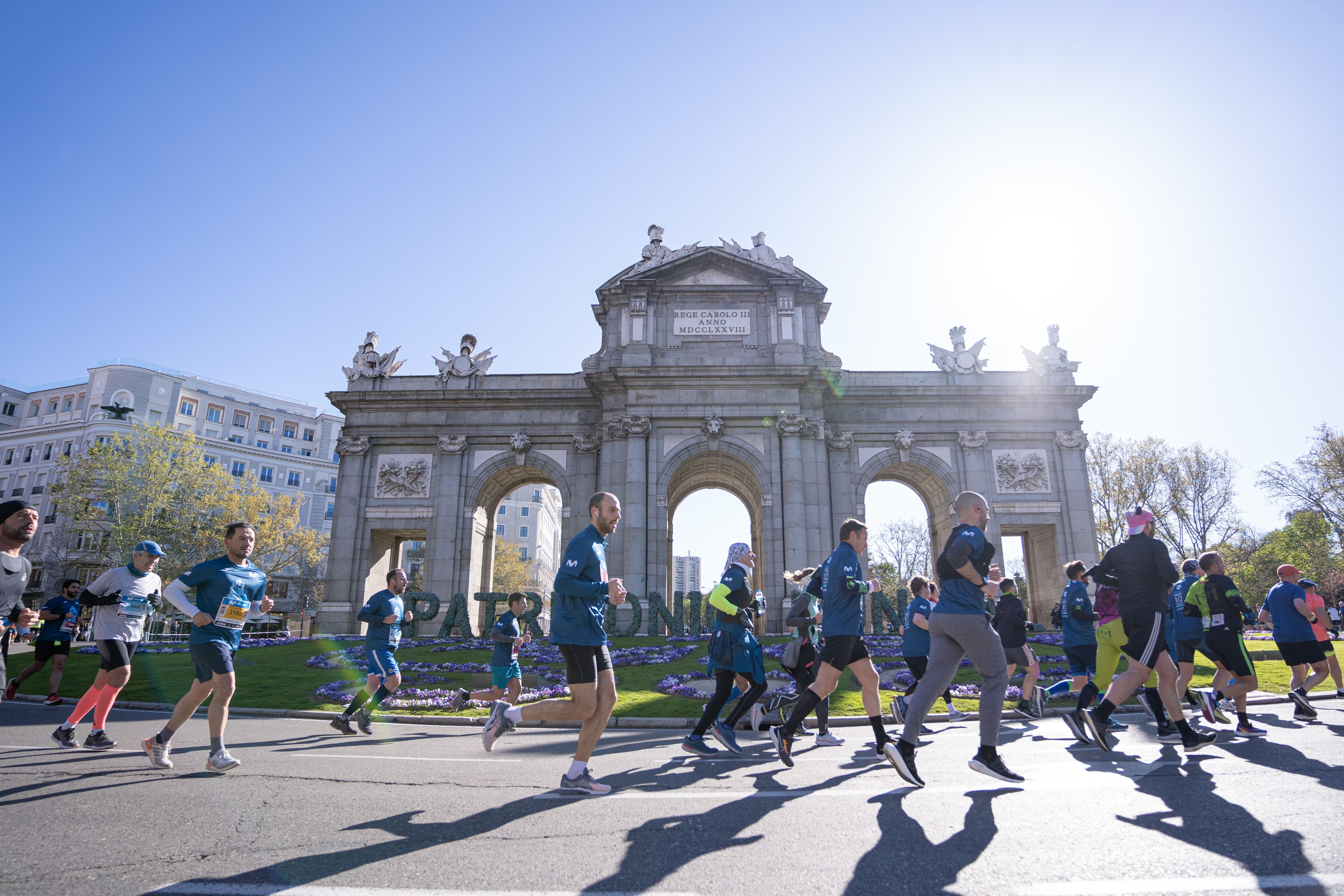 Corredores del Movistar Madrid Medio Maratón al paso por la Puerta de Alcalá