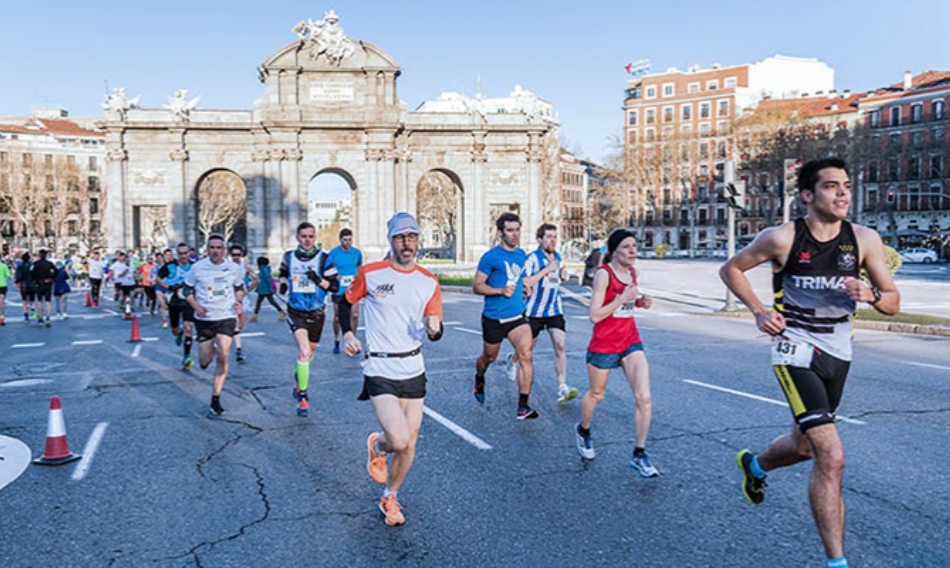 Participantes de la Carrera Profuturo al paso por la Puerta de Alcalá