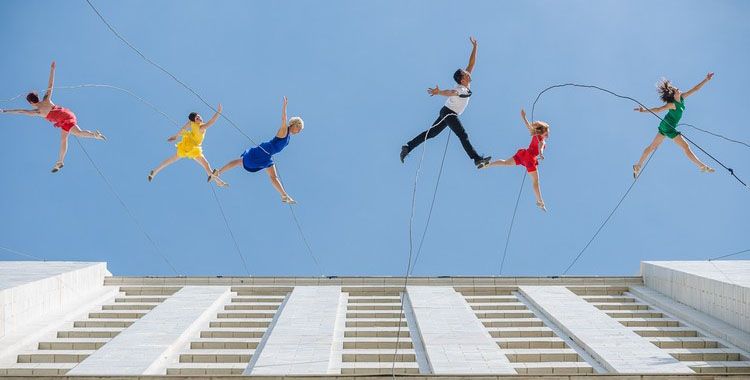 Espectacular vídeo de Bandaloop, danza en las fachadas de los edificios con Oysho