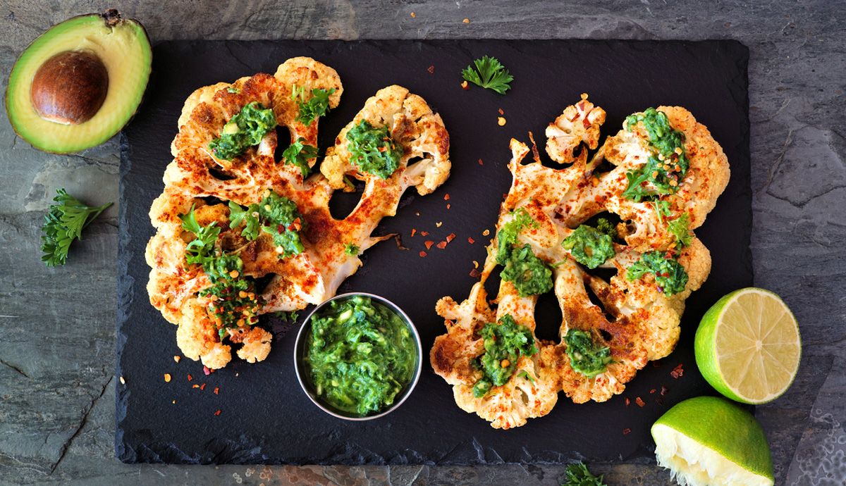 Receta de Steaks de Coliflor a la Piedra con Pesto de Aguacate