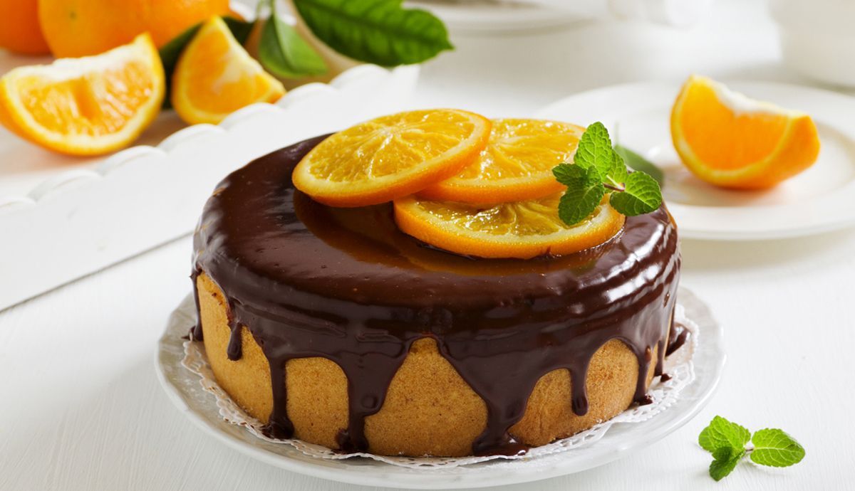 Bizcocho de almendra y naranja con cobertura de chocolate