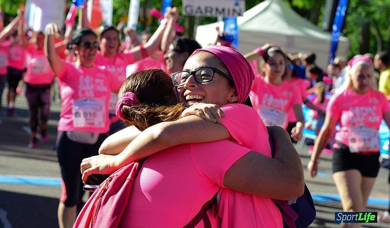 Emocionante imagen de la línea de meta de la Carrera de la Mujer Central Lechera Asturiana