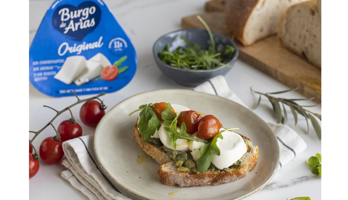 Receta fitness: Bruschetta a la italiana de queso de Burgo con tomatitos, rúcula y salsa pesto
