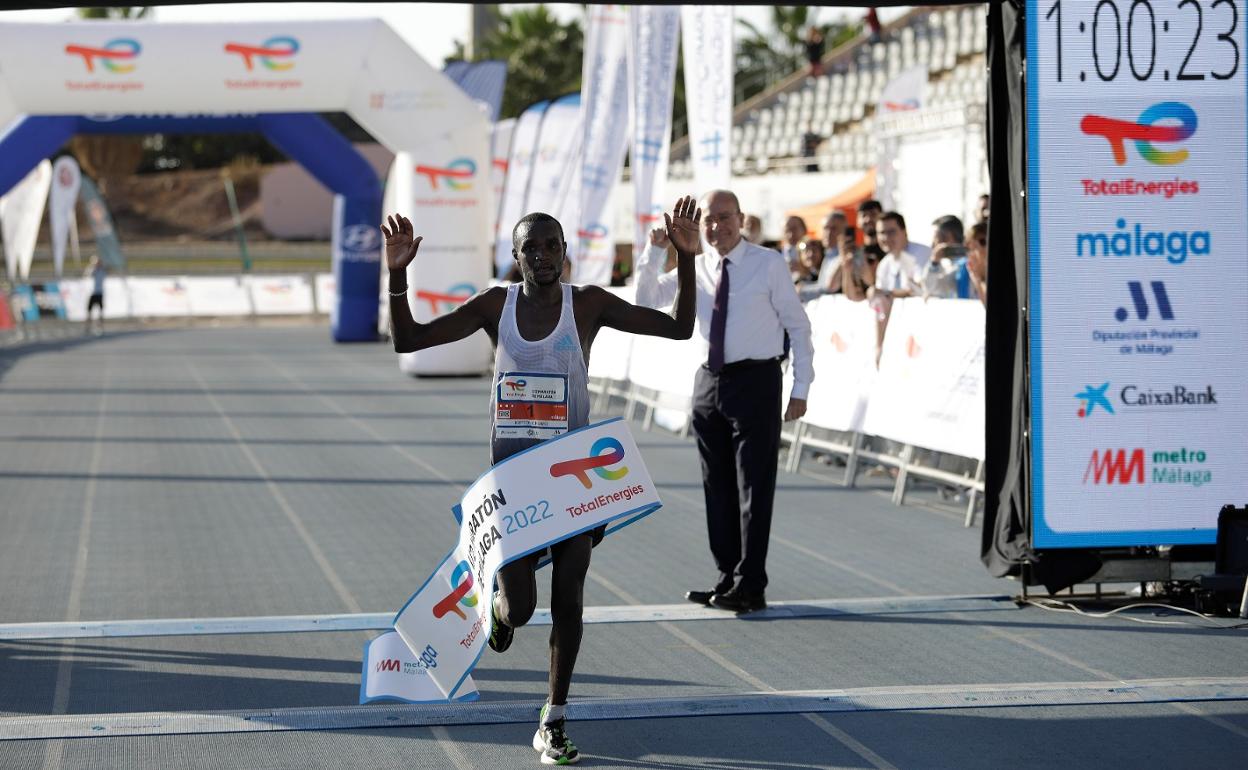 Imagen de la línea de meta de la última edición del Medio Maratón de Málaga