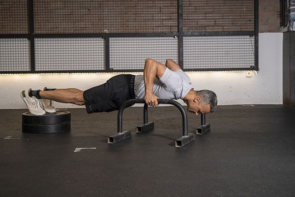 PUSH UPS DÉFICIT EN ASAS (AGARRE NEUTRO) PUSH UPS DÉFICIT EN ASAS (AGARRE NEUTRO)