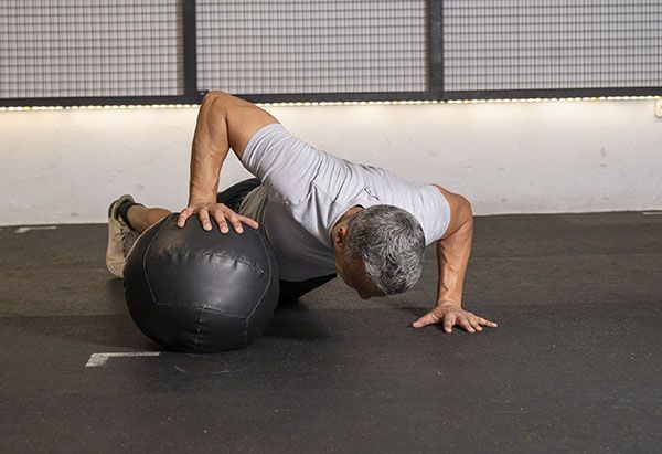 PUSH UPS UNILATERAL ALTERNAS SOBRE BALÓN MEDICINAL