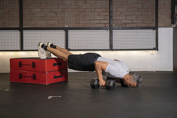 PUSH UPS SOBRE MANCUERNAS CON PIES ELEVADOS