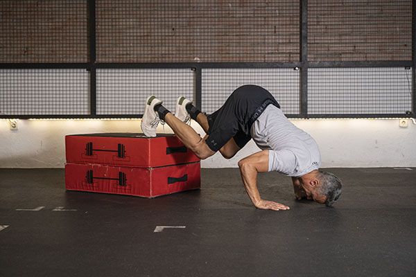 PUSH UPS ÉNFASIS HOMBROS CON PIES ELEVADOS PUSH UPS ÉNFASIS HOMBROS CON PIES ELEVADOS