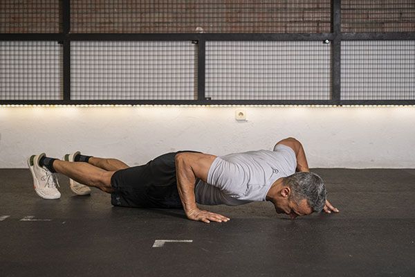 PUSH UPS UNILATERALES ASISTIDAS PUSH UPS UNILATERALES ASISTIDAS