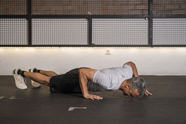 PUSH UPS UNILATERALES ASISTIDAS