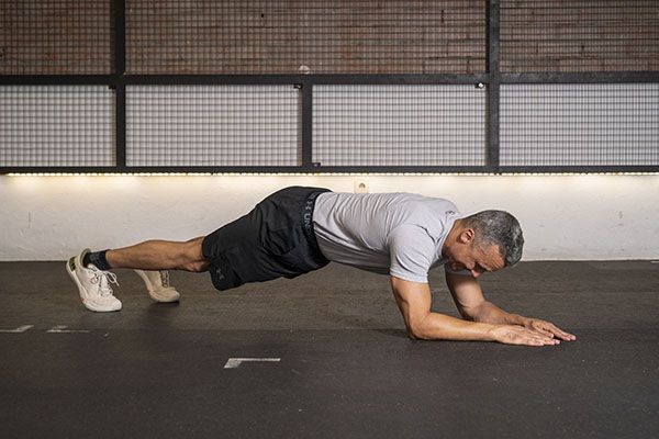 PUSH UPS EXTENSIÒN TRÍCEPS