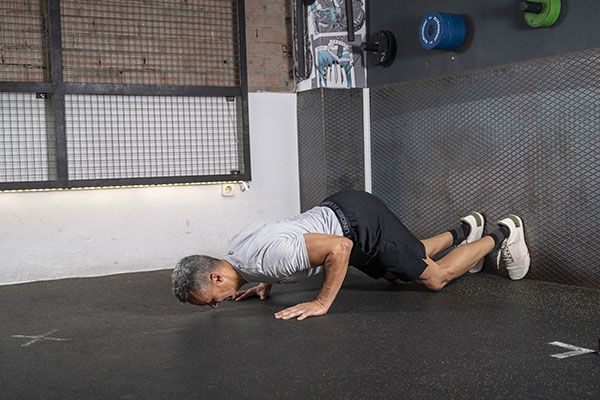 PUSH UPS PIES CONTRA PARED