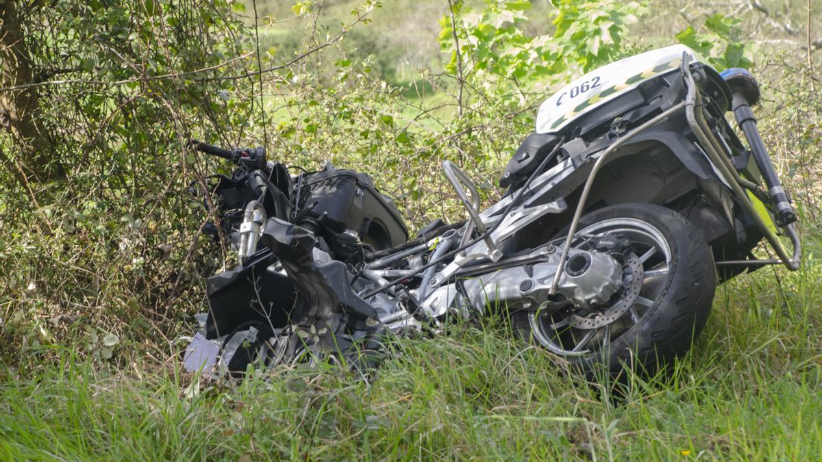 Imagen de los restos de la moto del Guardia Civil tras ser arrollado mientras protegía una prueba ciclista