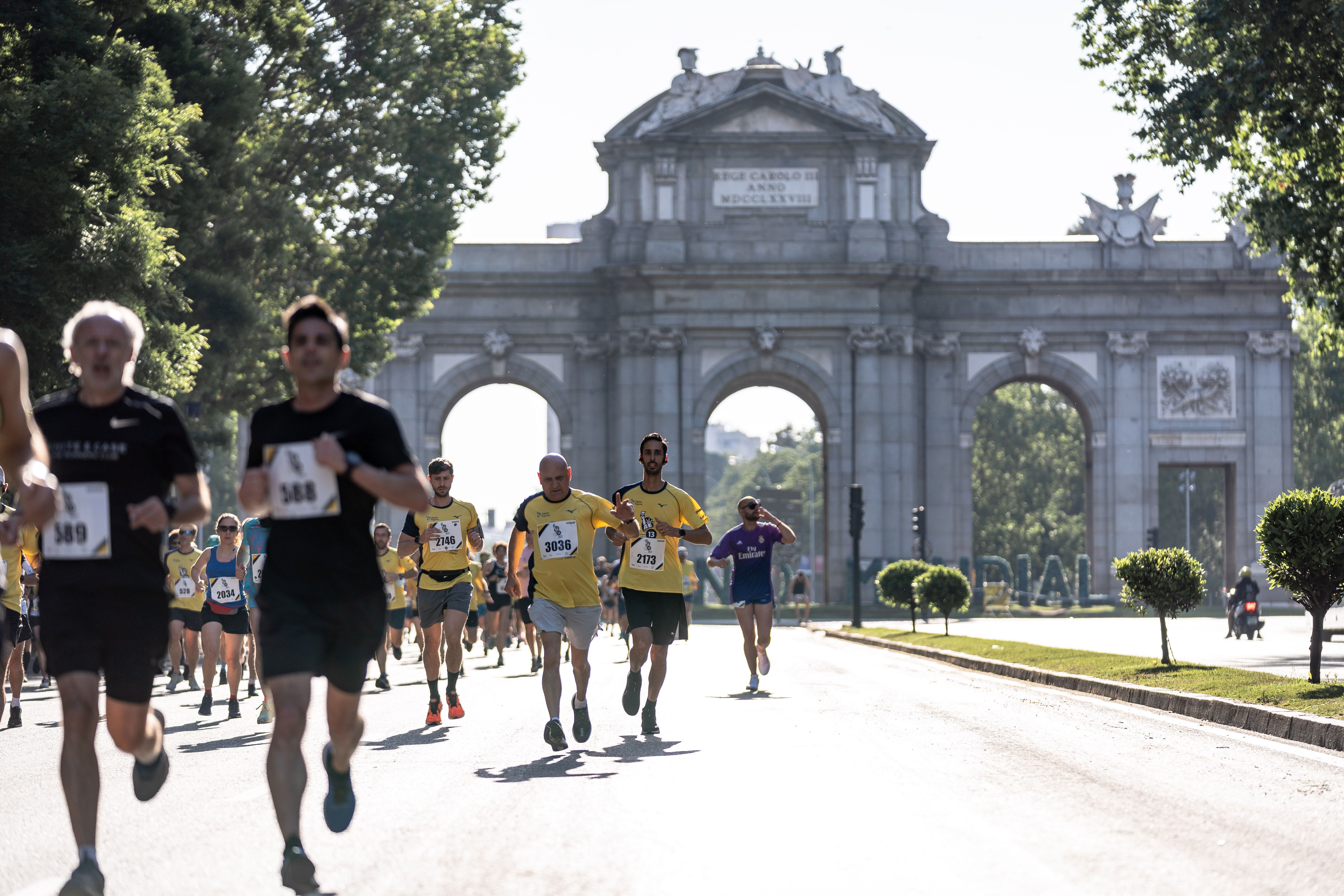 Participantes de la Carrera Liberty al paso por la Puerta de Alcalá