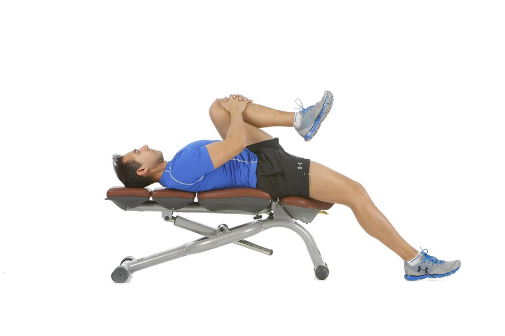 Abrazar la rodilla manteniendo la pierna libre relajada Abrazar la rodilla manteniendo la pierna libre relajada
