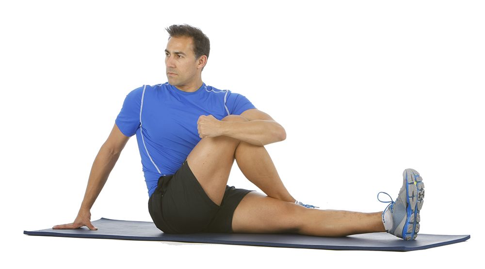 Abrazar la rodilla contralateral girando la cintura escapular Abrazar la rodilla contralateral girando la cintura escapular