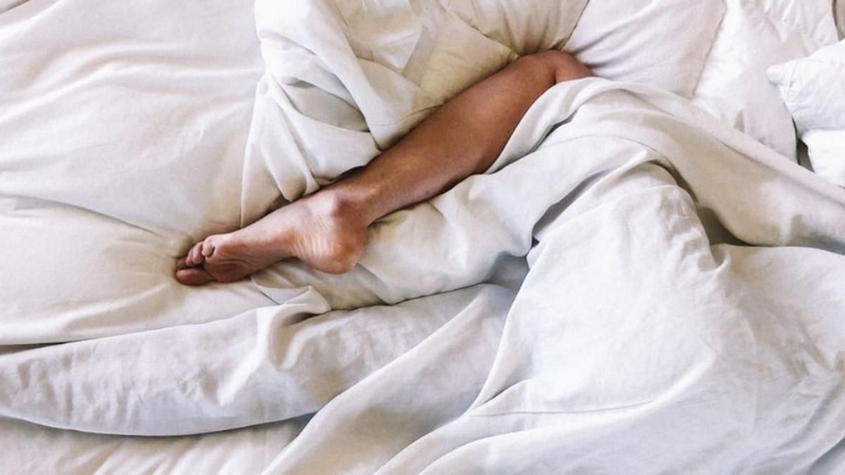 ¿Por qué sacar un pie de la cama nos ayuda a dormir mejor?
