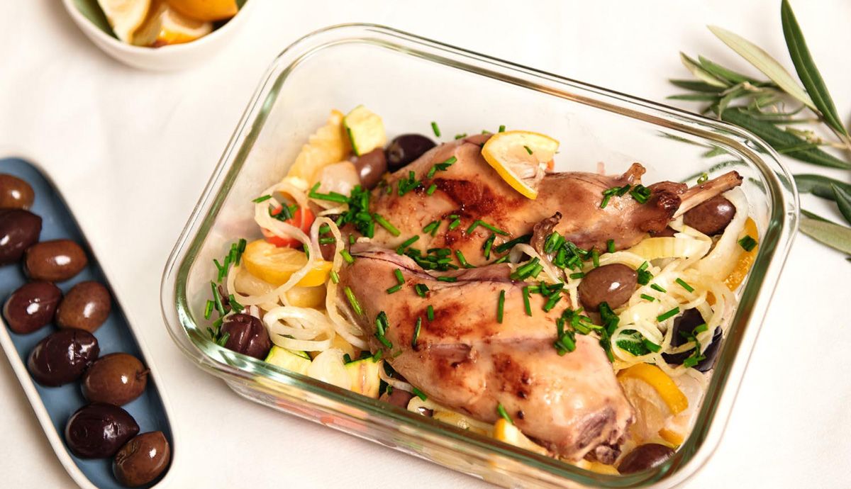 Receta de muslos de conejo al horno con limón y aceitunas