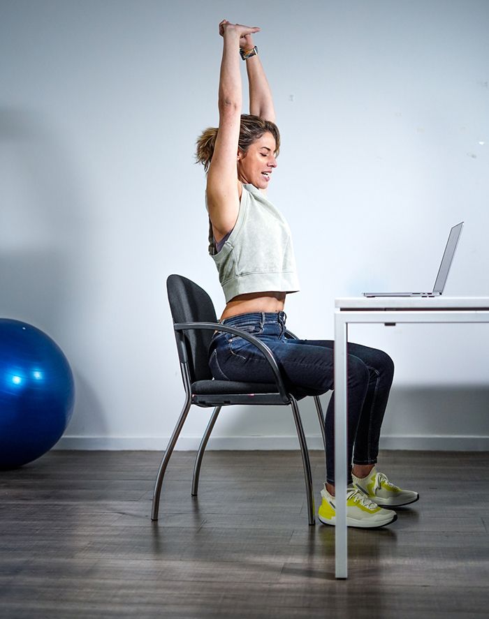 resetea tu posición y estírate para elongar la musculatura resetea tu posición y estírate para elongar la musculatura