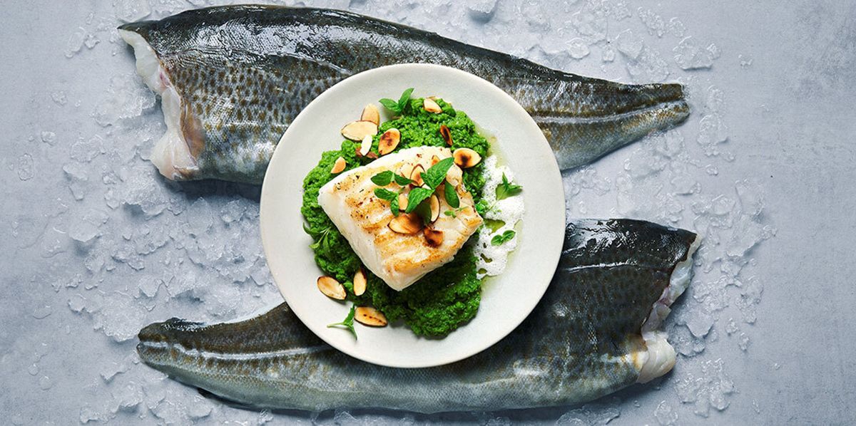 Skrei a la parrilla con puré de guisantes con aceite de menta y emulsión de almendras