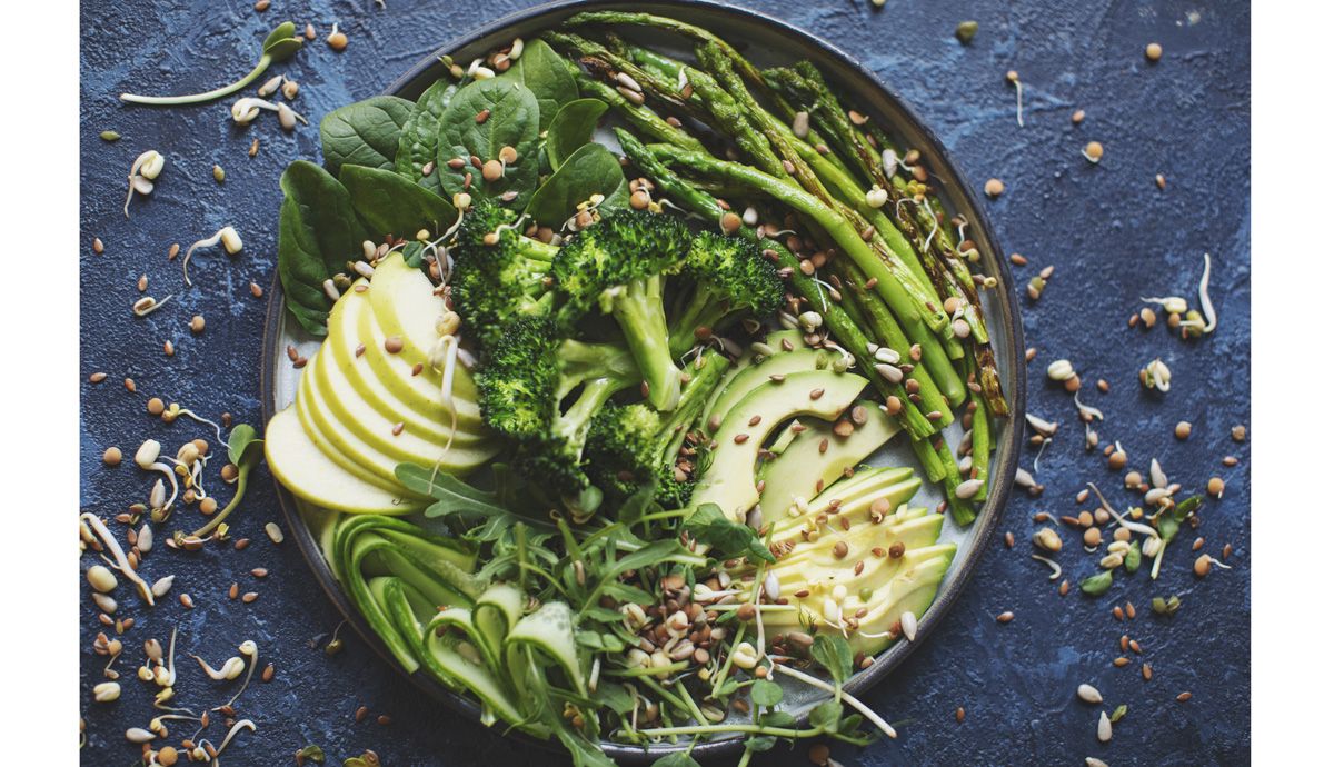 Receta de ensalada vegana de espárragos, brocoli, espinacas, manzana, aguacate, calabacín, brotes de soja