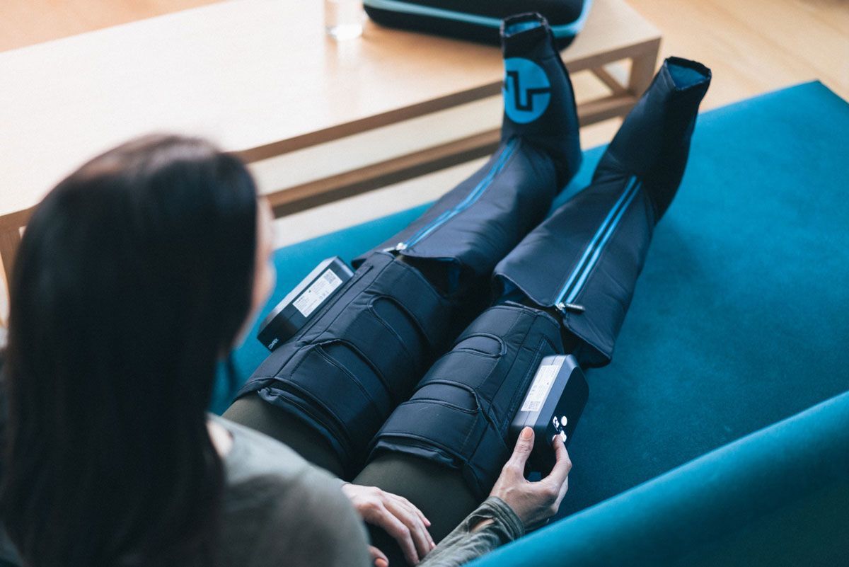 Las botas inalámbricas de recuperación de Compex Ayre