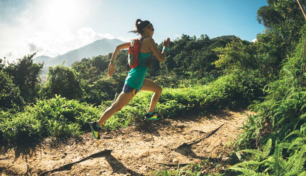 Corredora de trailrunning, candidata a sufrir RED-S Syndrome, en acción. Foto: iStock