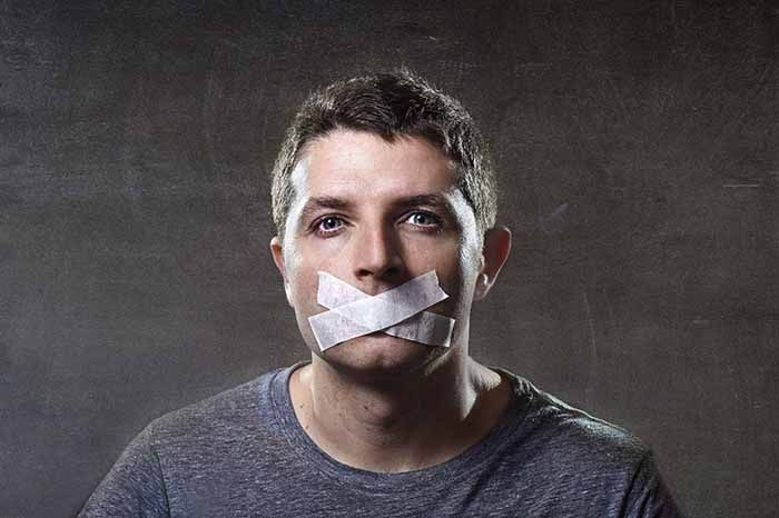 Tapar la boca con un espadarrapo Tapar la boca con un espadarrapo