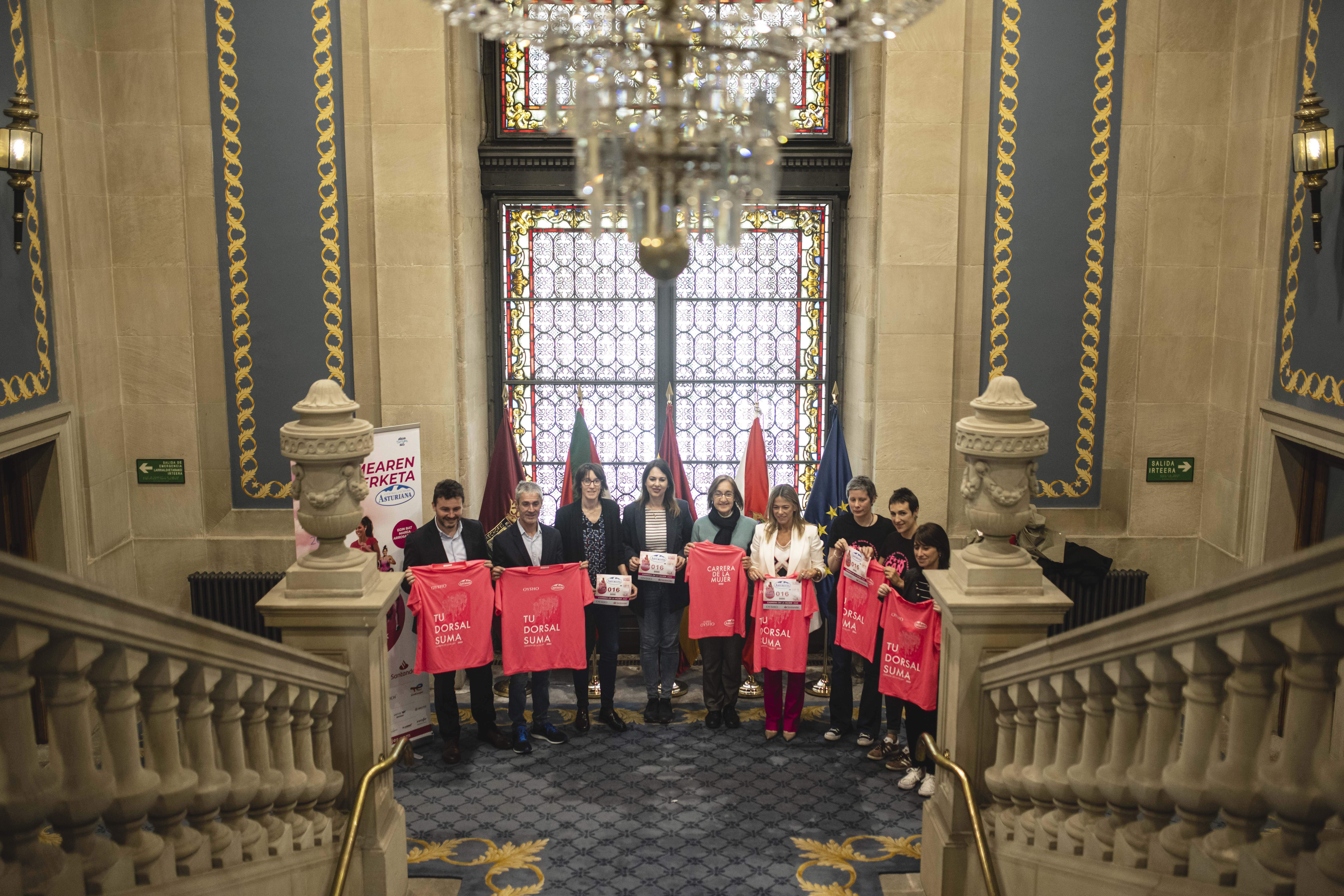 Foto oficial de la presentación de la Carrera de la Mujer de Vitoria 2023