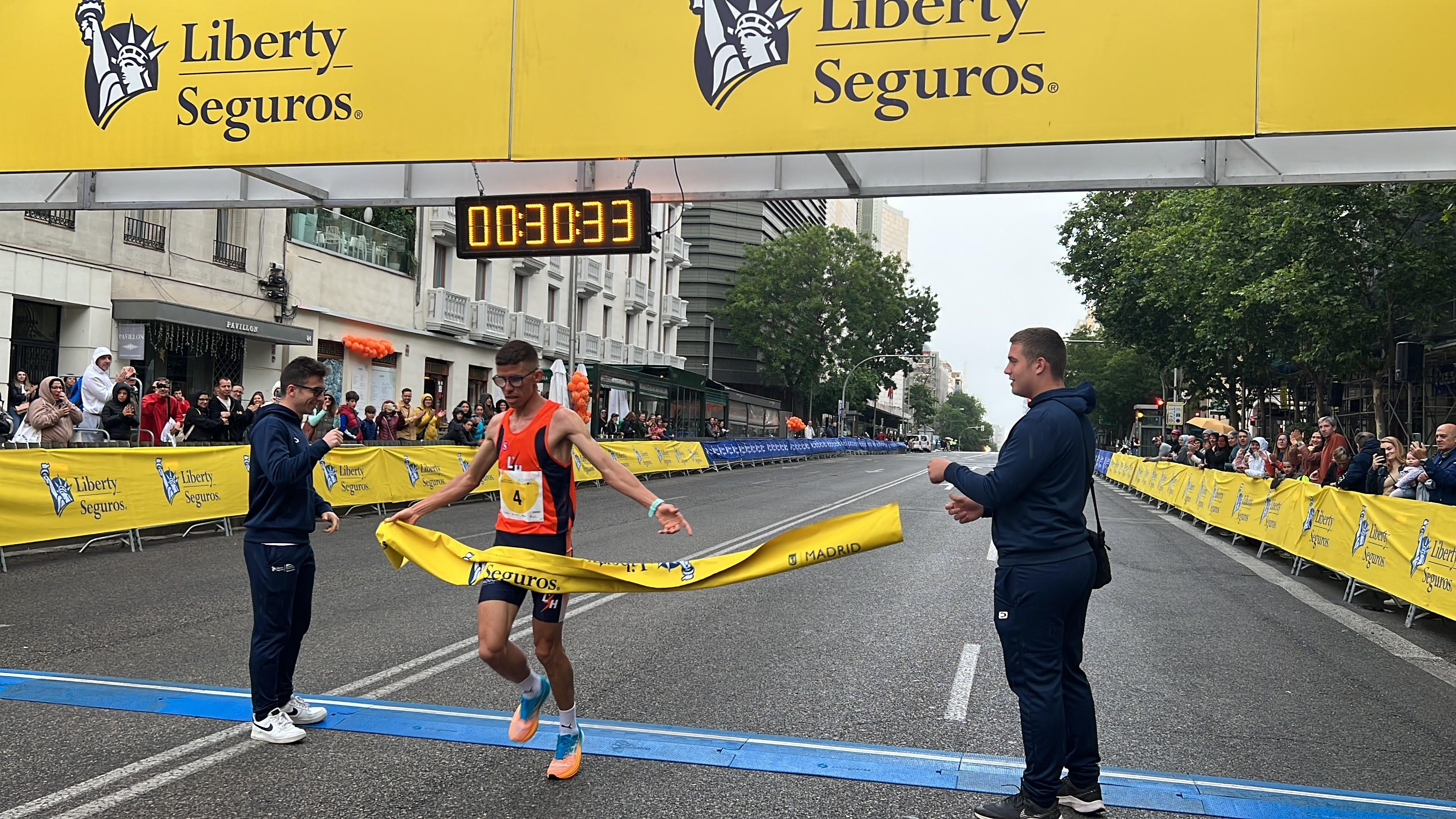 Yassine Ouhdadi en la linea de meta de la Carrera Liberty 2023